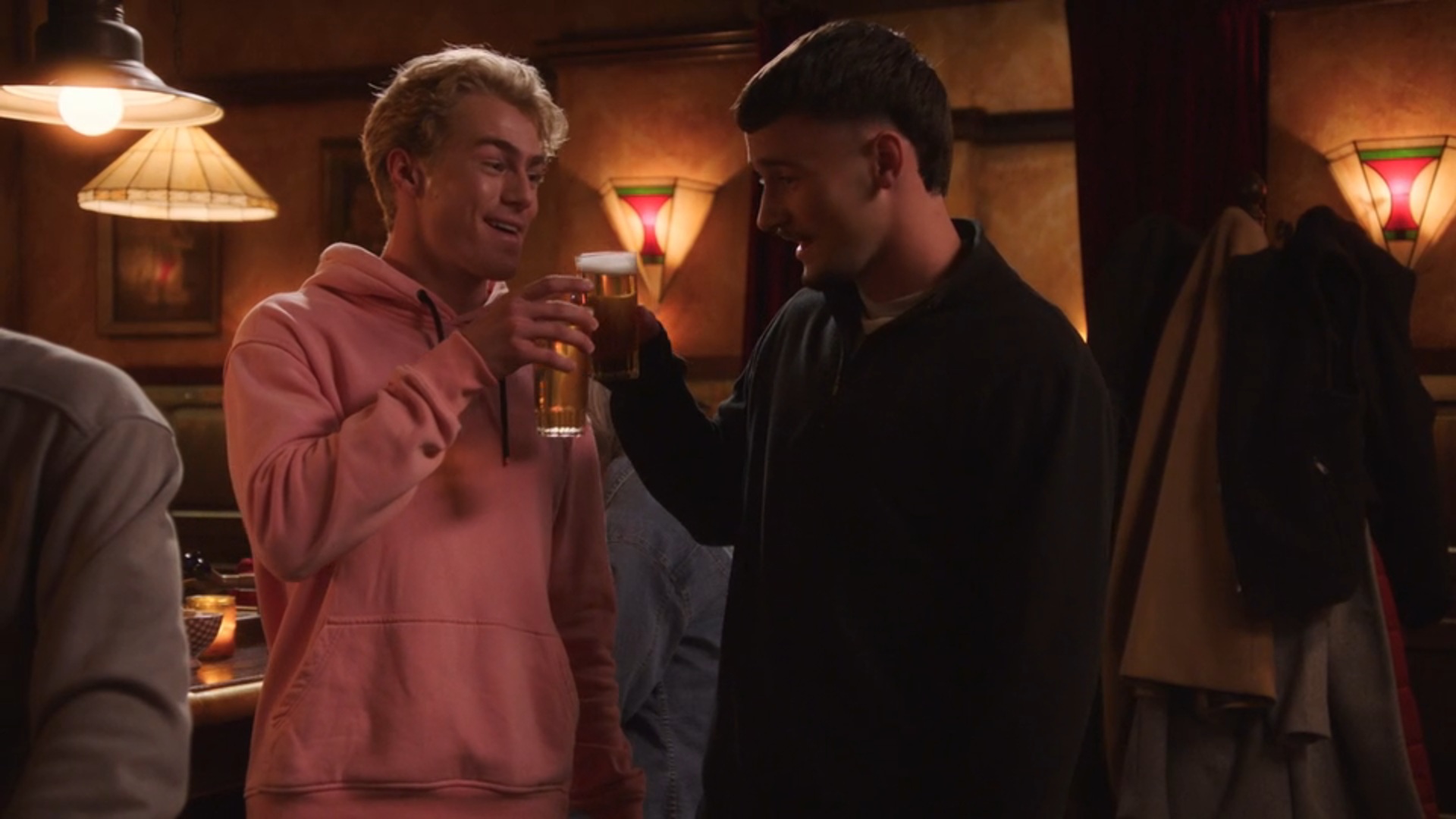 Met een drankje op lijkt polyamorie zo slecht nog niet